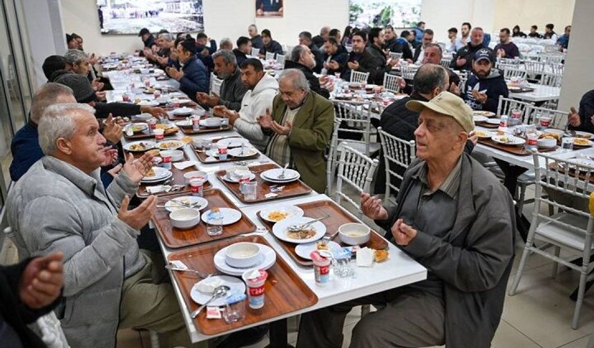 Karacabey Belediyesi’nden Ramazan’da büyük dayanışma: Her gün 1000 kişiye İftar, 350 kişilik halk sofrası