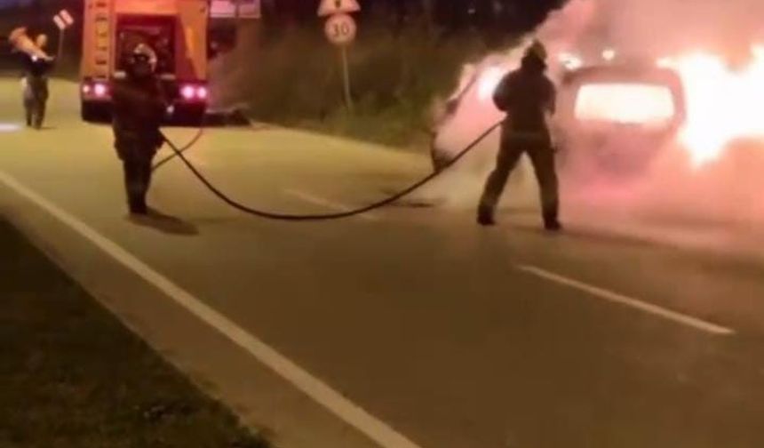 Seyir halindeyken alev alan otomobil kullanılmaz hale geldi