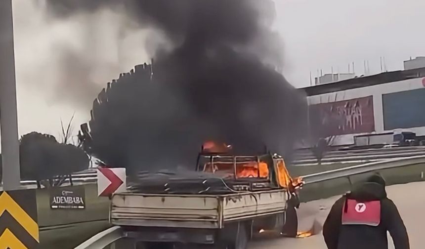 Bursa'da seyir halindeki kamyonet alev alev yandı