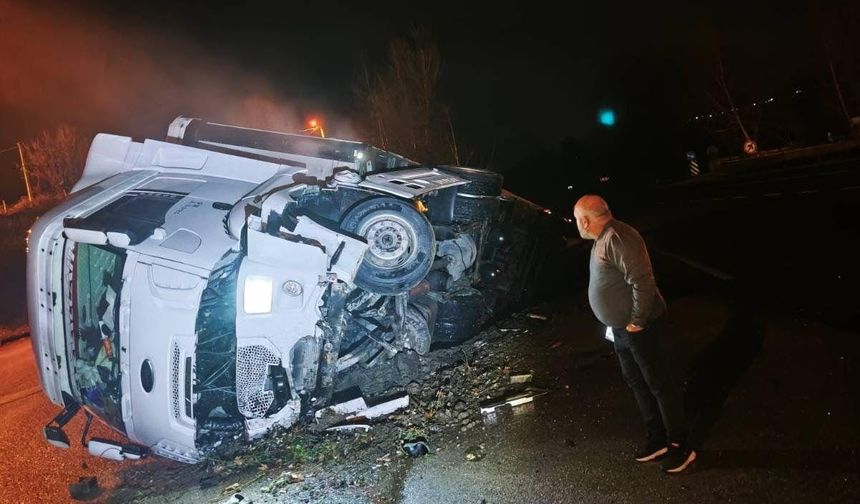 Bursa'da direksiyon hakimiyetini kaybeden tır kanala uçtu