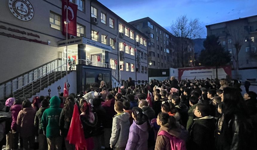Bursa’da Minik Öğrenciler Deprem Şehitlerini Andı