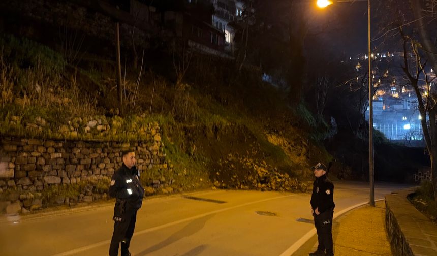 Tarihi noktada toprak kaydı Tophane yolu ulaşıma kapandı