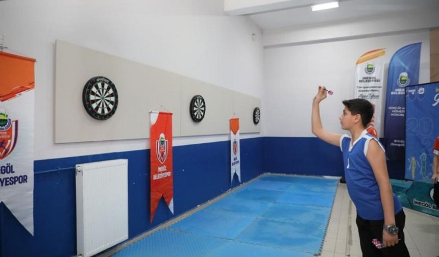 İnegöl’de gençler dartta yarıştı: 35 takım, 4 kategori