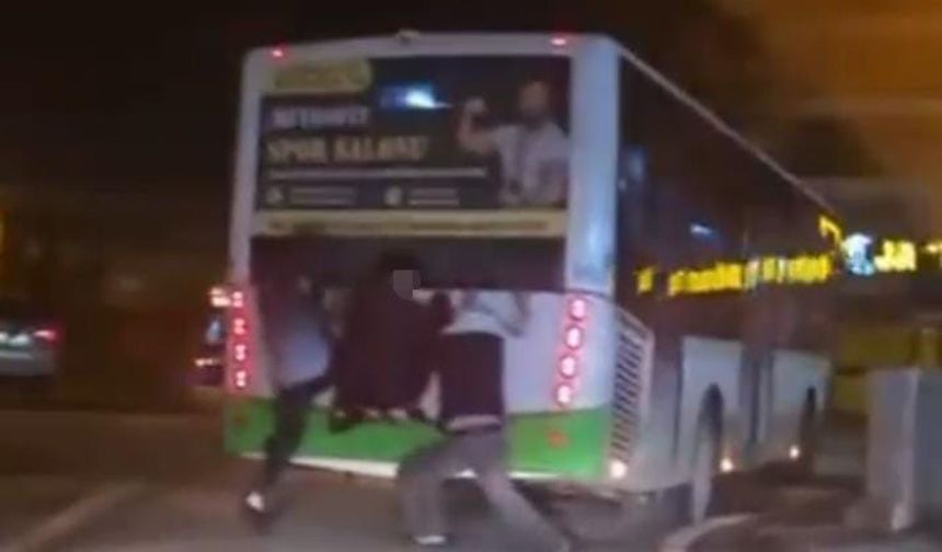 Bursa’da belediye otobüsünün arkasına tutunan çocuklar yürekleri ağza getirdi
