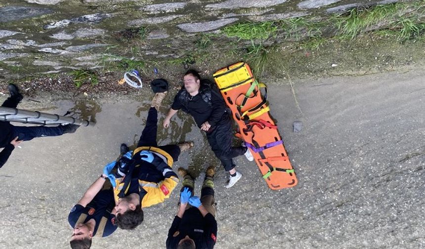 Ölümle yaşam arasında 10 dakika: dereye düşen genç kurtarıldı