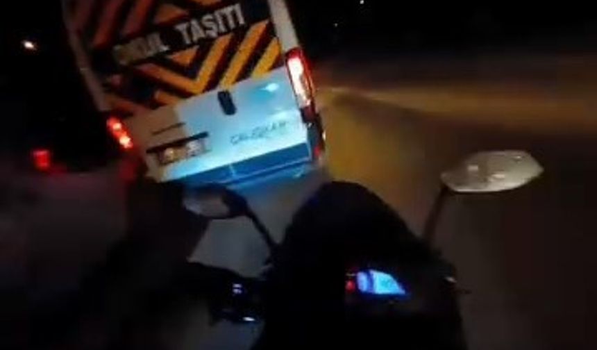 Motosikletli Son Anda Kurtuldu: O Anlar Kamerada