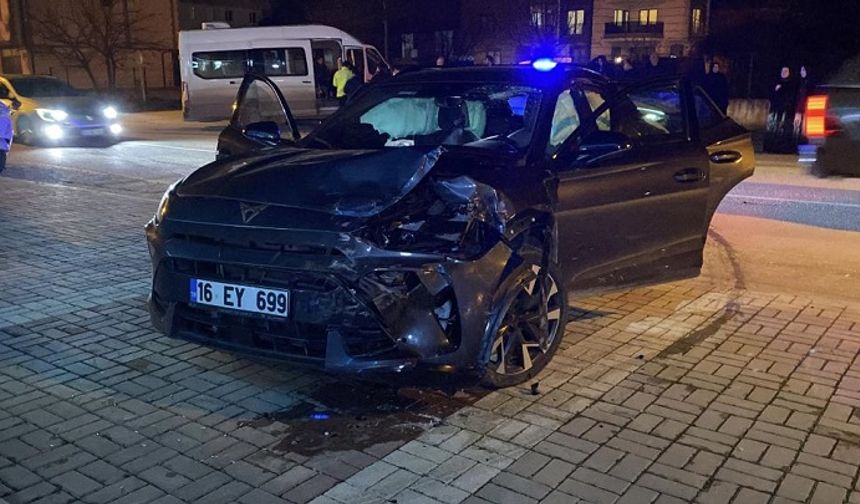 Bursa İnegöl’de trafik kazası: 2 araç çarpıştı