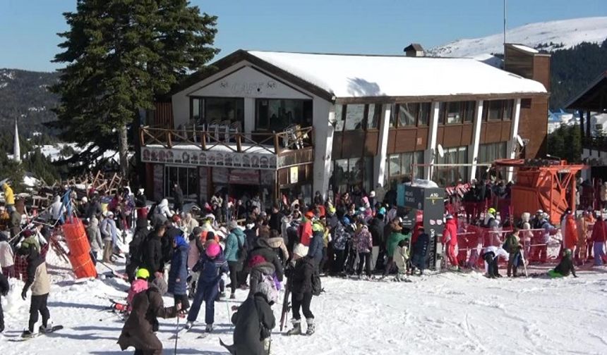 Türkiye’nin gözde kayak merkezi Uludağ’da turist yoğunluğu yaşandı