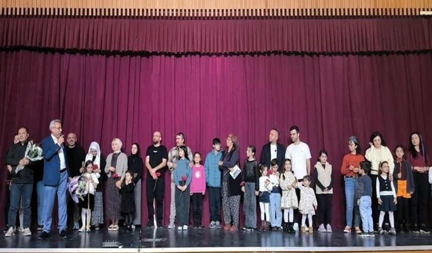 Bursa'nın Gemlik ilçesinde öğretmenlerin sahnelediği İdeal Aile Reçetesi 2 adlı tiyatro oyunu ilgi gördü. Aile içi ilet