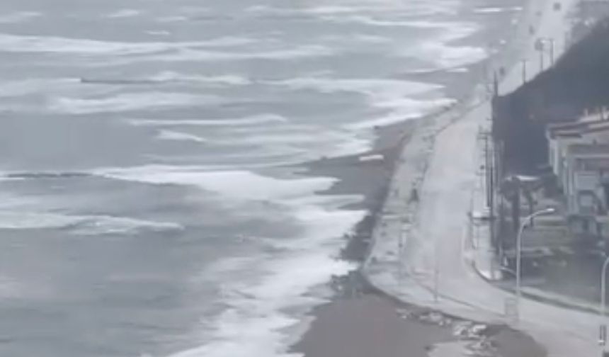 Karacabey'de fırtına ve sağanak sonrası deniz taştı