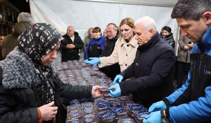 Bursa Büyükşehir Belediyesi’nden Ramazan paylaşımı: Teravih sonrası vatandaşlara ikram