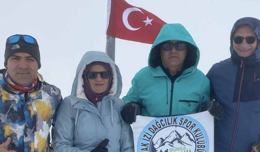 Uludağ’da zorlu tırmanış: Dağcılar donmuş Türk bayrağını yeniledi