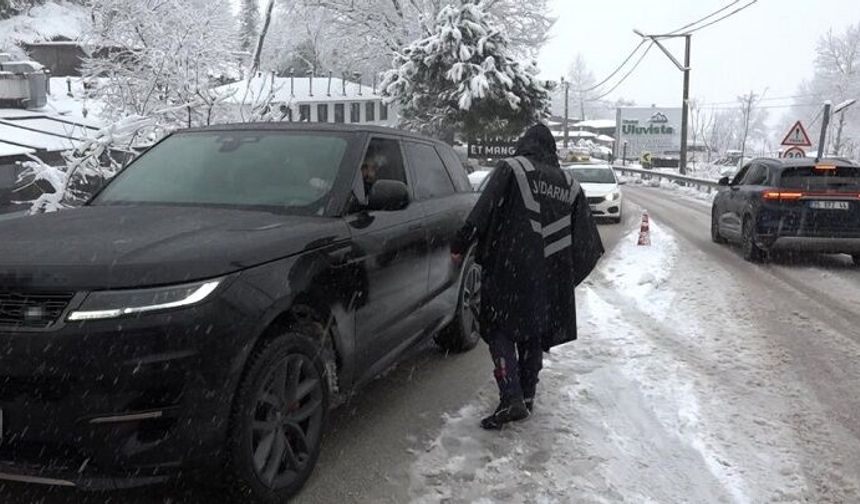 Bursa’da yoğun kar yağışı: Uludağ yolunda zincirsiz araçlar zirveye çıkamadı