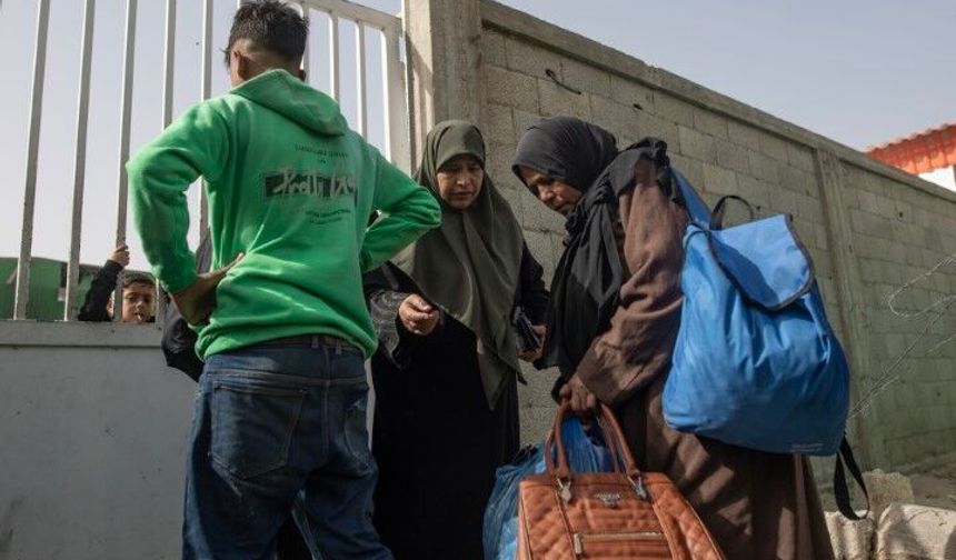 Refah'ın çift yönlü açılışının ilk gününde 12 kişi Mısır'a geçti