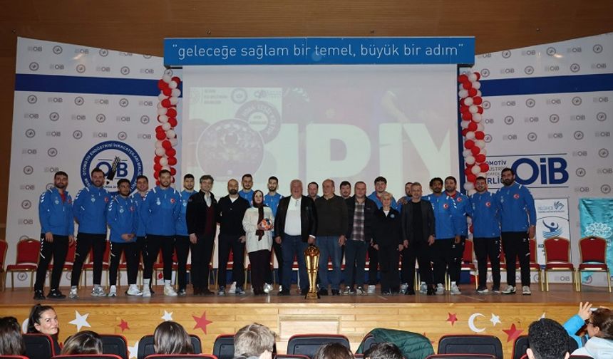 Nilüfer Belediyespor Erkek Hentbol Takımı şampiyon sporcuları öğrencilerle buluştu