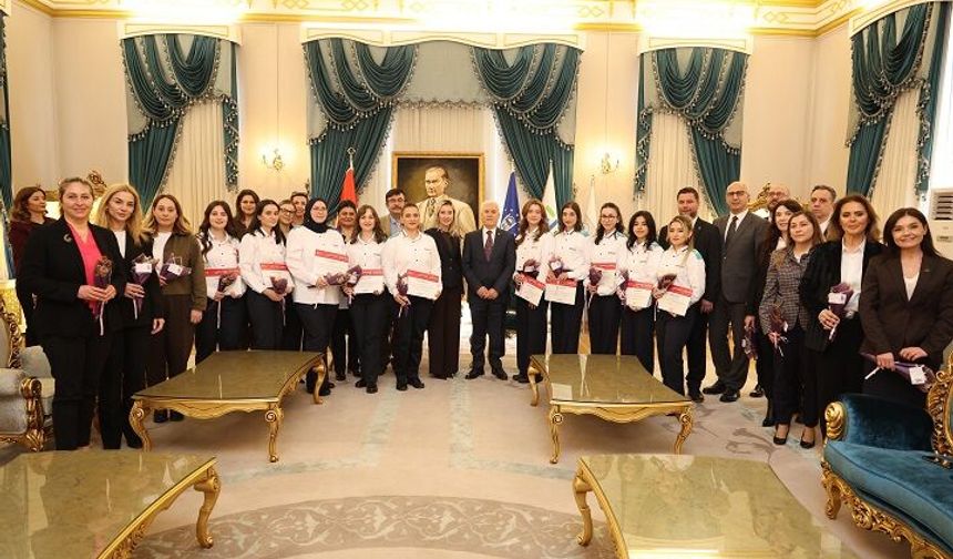 Bursa’da 10 kadın vatman 8 Mart’ta sertifikalarını aldı