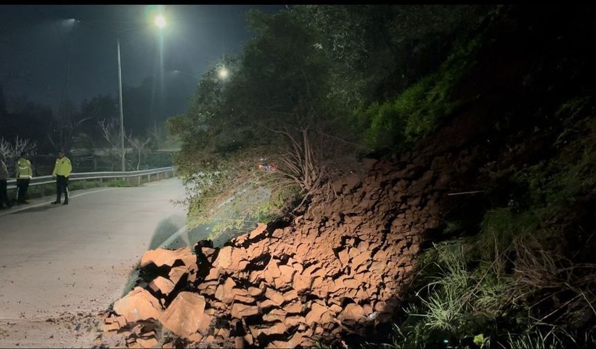 Araç kazayı kıl payı böyle atlattı, heyelanla düşen kayalar yola savruldu