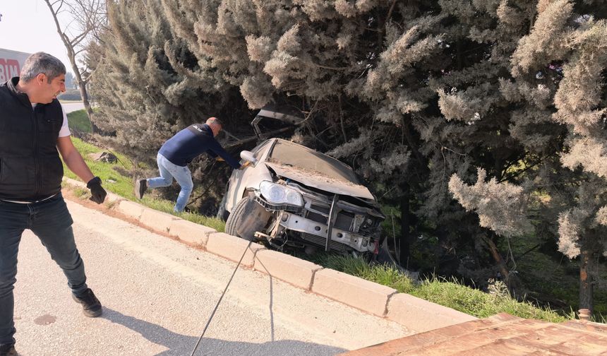 Bursa’da Kontrolden Çıkan Otomobil Ağaçlığa Savruldu: 1 Yaralı