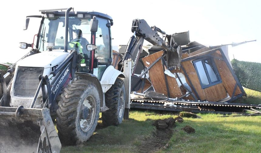 Tarım arazilerindeki tiny house'lar bir bir yıkıldı