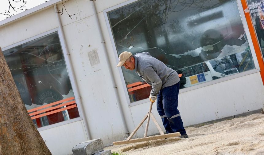 Gemlik Belediyesi’nden çarşı meydanında düzenleme çalışması