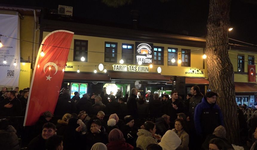 Bursa sahurda Abdal Meydanı'na akın etti