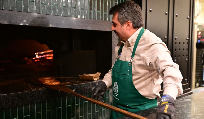 Başkan Yılmaz önce pişirdi sonra ikram etti