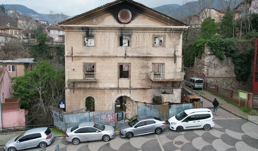 156 yıllık tarihi bina yangında zarar gördü