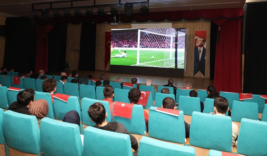 Milli maç heyecanı Osmangazi'de dev ekranda yaşandı