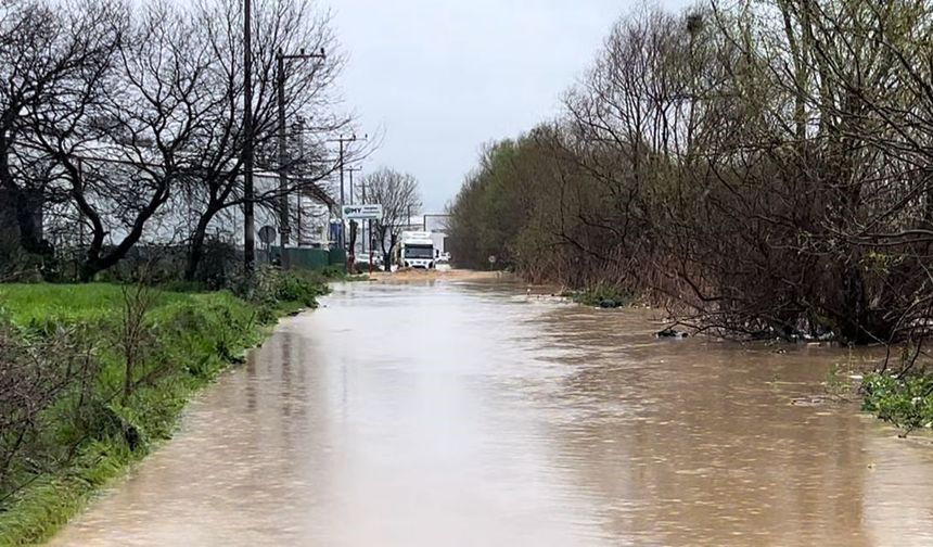 Bursa'da dere taştı araçlar mahsur kaldı