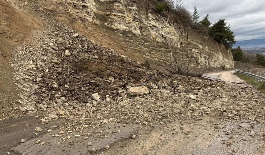 İnegöl'de heyelan nedeniyle yol kapandı
