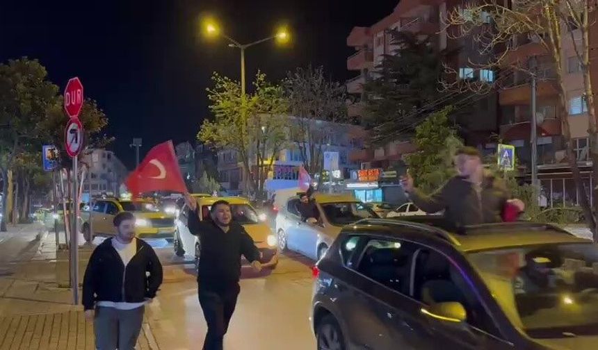Bursa’da Dünya Kupası Coşkusu Zirve Yaptı: Sokaklar Bayram Yerine Döndü