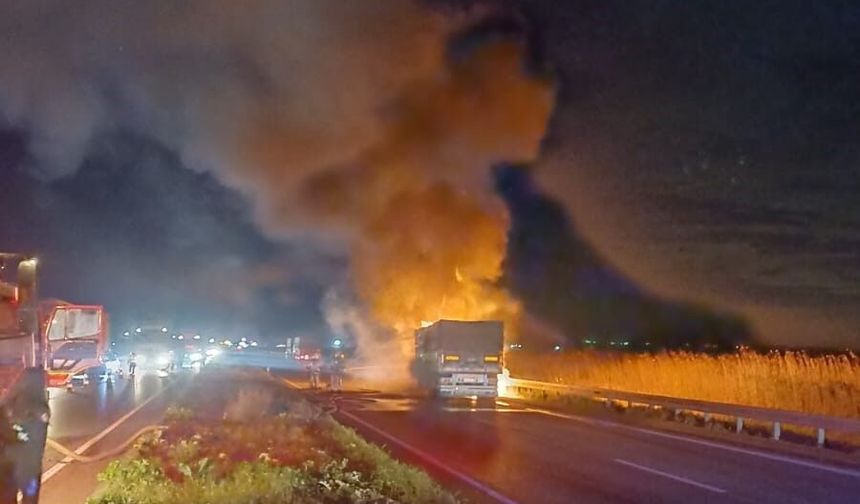 Karacabey’de Alev Alan Tır Bursa Yolunu Kapattı