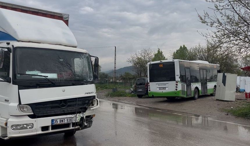 Bursa’da Feci Kaza: Belediye Otobüsü ile Kamyon Çarpıştı, 2 Yaralı
