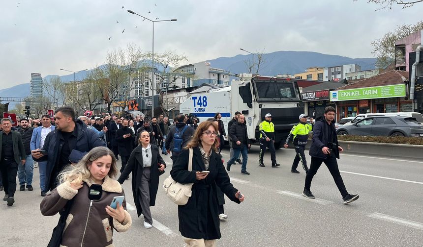 CHP'liler Ankara yolunu trafiğe kapatınca polis müdahale etti