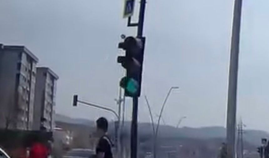 Bir Adım Hayat Kurtardı: Kırmızı Işıkta Yola Atladı, Facia Teğet Geçti