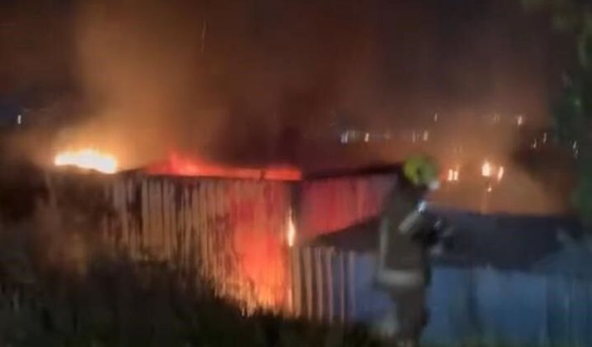 Bursa'da gece yarısı konteynır alevlere teslim oldu