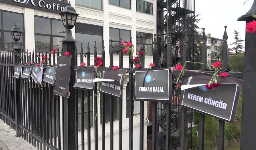 Bursa'da Setbaşı Köprüsü karanfillerle donatıldı