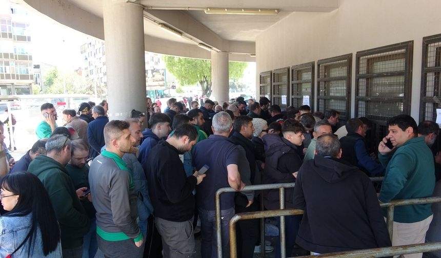 Bursaspor kombinelerine büyük ilgi, taraftar saatlerce kuyrukta bekledi