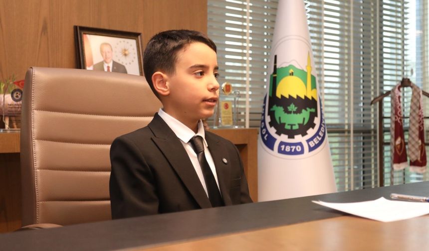 İnegöl’de 23 Nisan Coşkusu: Başkanlık Koltuğuna Umut Alp Yiğit Oturdu