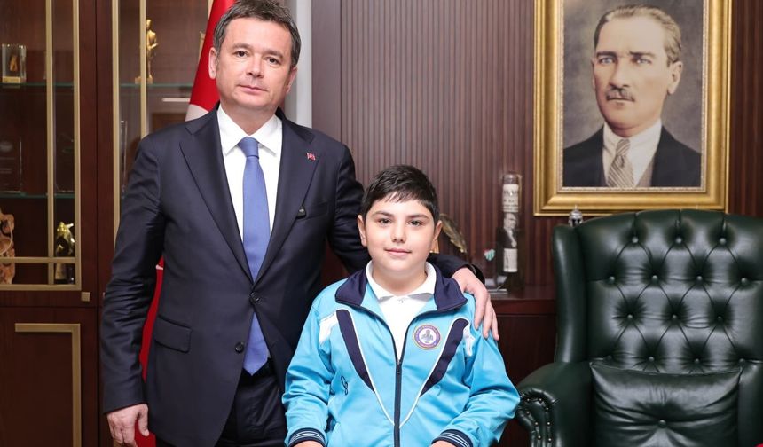 Başkan Aydın koltuğu çocuklara bıraktı