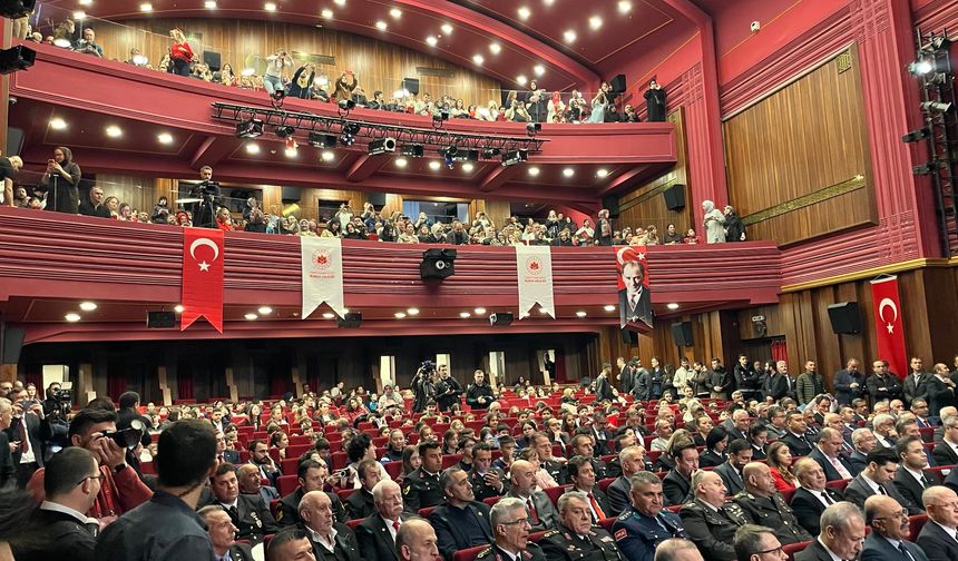 Bursa'da 23 Nisan coşkusu salona sığmadı