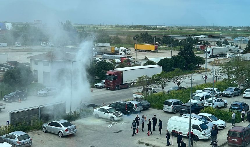 Otoparktaki otomobil, alev topuna döndü