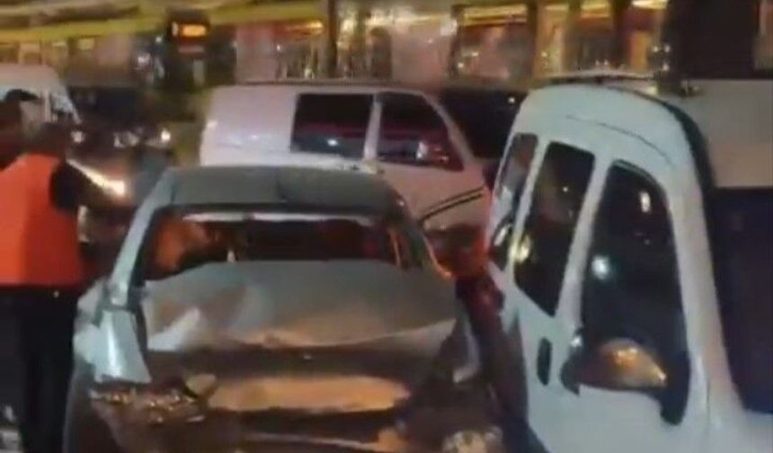 Bursa’da zincirleme kaza: 3 araç hurdaya döndü, trafik felç oldu