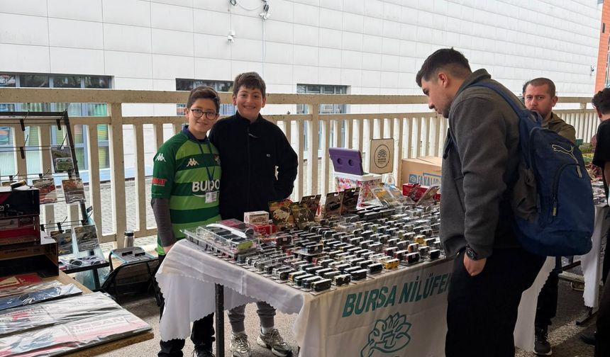 Bursa’da Minik Girişimciye Büyük İlgi: Oyuncak Arabalarla Harçlığını Kazanıyor