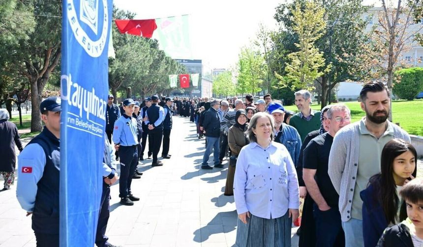 Bursa'da ücretsiz dağıtıldı, metrelerce kuyruk oluştu