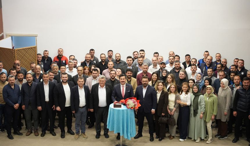 Başkan Ercan Özel’e Bayramlaşma Programında Doğum Günü Sürprizi