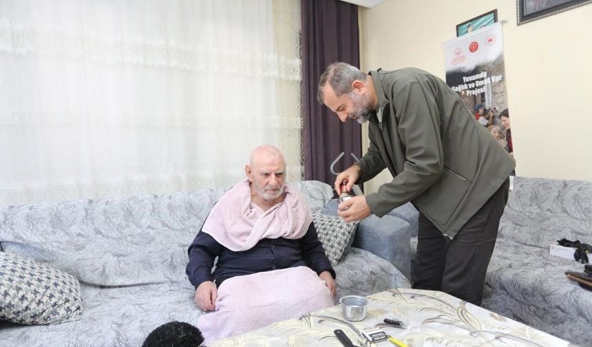 Yaşlıların ayağına doktor, berber ve tesisatçı gitti, dünyalar onların oldu