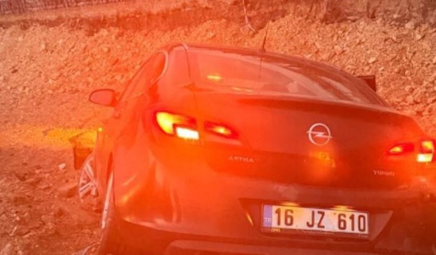 Bursa'da kontrolden çıkan otomobil inşaata uçtu: 2 yaralı
