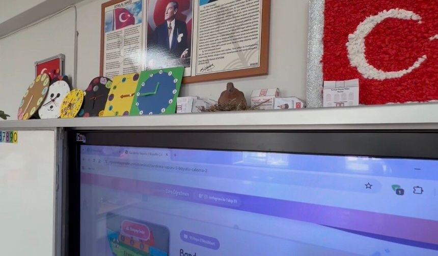 Bursa’da Sınıfa Giren Kumru Akıllı Tahtaya Yuva Yaptı