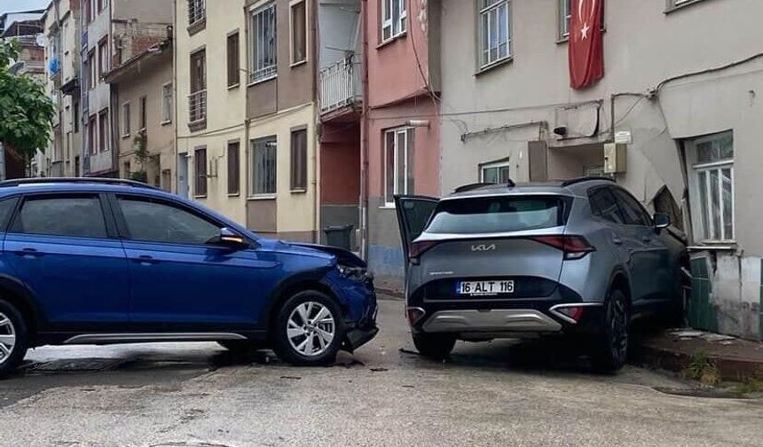 Otomobil ile çarpışan cip eve girdi